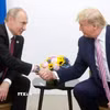 Tổng thống Nga Vladimir Putin (trái) và Tổng thống Mỹ Donald Trump tại cuộc gặp bên lề hội nghị thượng đỉnh G20 ở Osaka, Nhật Bản, ngày 28/6/2019. (Ảnh: Getty Images/TTXVN)