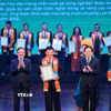 Phó Thủ tướng Chính phủ Hồ Quốc Dũng và Chủ tịch Trung ương Hội Nông dân Việt Nam Lương Quốc Đoàn vinh danh Tiến sỹ Nguyễn Xuân Dương, Chủ tịch Hội Chăn nuôi Việt Nam, tại Chương trình “Nhà khoa học của Nhà nông” năm 2026. (Ảnh: Phạm Tuấn Anh/TTXVN)