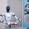 Robot hình người phục vụ tại một nhà hàng ở thành phố Thâm Quyến, tỉnh Quảng Đông, Trung Quốc. (Ảnh: THX/TTXVN phát)