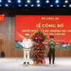 Thượng tướng Lê Quốc Hùng, Thứ trưởng Bộ Công an, trao quyết định của Bộ trưởng Bộ Công an và tặng hoa chúc mừng Đại tá Nguyễn Đình Dương, Giám đốc Công an thành phố Huế. (Ảnh: Nguyên Lý/TTXVN)