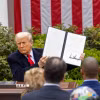 Tổng thống Mỹ Donald Trump ký sắc lệnh tại Nhà Trắng ngày 2/4/2025. (Ảnh: THX/TTXVN)