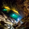 Du khách chinh phục, leo lên Bức tường Việt Nam cao 90m trong Tour khám phá du lịch mạo hiểm hang Sơn Đoòng. (Ảnh: TTXVN phát)