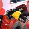 Bơm xăng cho phương tiện tại trạm xăng ở Giang Tô, Trung Quốc. (Ảnh: THX/TTXVN)