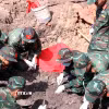 Cán bộ, chiến sỹ Đội tìm kiếm, quy tập hài cốt liệt sỹ làm việc tại địa điểm khai quật khu B của Công viên Lê Thị Riêng. (Ảnh: Xuân Khu/TTXVN)
