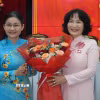 Ủy viên Trung ương Đảng, Phó Bí thư Thường trực Thành ủy, Chủ tịch Hội đồng Nhân dân thành phố Đồng Nai Tôn Ngọc Hạnh tặng hoa chúc mừng bà Nguyễn Thị Cát Tiên được bầu giữ chức Phó Chủ tịch Ủy ban Nhân dân thành phố Đồng Nai. (Ảnh: Sỹ Tuyên/TTXVN)
