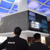 Nhà đầu tư theo dõi diễn biến thị trường cổ phiếu tại sàn HOSE. (Ảnh: Hứa Chung/TTXVN)