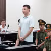 Bị cáo Đinh Tiến Hùng khai báo tại phiên tòa. (Ảnh: Kim Anh/TTXVN)