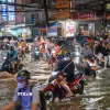 Giao thông hỗn loạn tại ngã ba đường Nguyễn Văn Cừ-Trần Việt Châu tối 28/9 khi triều cường lên cao. (Ảnh: Thanh Liêm/TTXVN)
