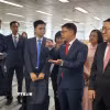 Đoàn công tác khảo sát Trung tâm Tổng đài 1823 - mô hình tổng đài do Văn phòng Chính sách số quản lý. (Ảnh: TTXVN phát)
