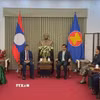 Đại sứ Việt Nam tại Trung Quốc Phạm Thanh Bình và đoàn đại biểu Đại sứ quán Việt Nam đến thăm và chúc mừng Đại sứ quán Lào nhân kỷ niệm 50 năm Quốc khánh nước CHDCND Lào (02/12/1975-02/12/2025). (Ảnh: TTXVN phát)