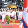 Quốc vương Norodom Sihamoni cùng các lãnh đạo, quan chức cấp cao Campuchia tại lễ thắp đuốc kỷ niệm 72 năm Quốc khánh 9/11 và ngày thành lập Quân đội Hoàng gia Campuchia. (Ảnh: AKP/TTXVN phát)