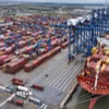 Bốc xếp hàng hóa xuất khẩu ở cảng Container Quốc tế Hải Phòng. (Ảnh: Vũ Sinh/TTXVN)
