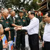 Chủ tịch Quốc hội Trần Thanh Mẫn với gia đình chính sách, người có công với cách mạng tại Khu di tích lịch sử Quốc gia 27/7, tỉnh Thái Nguyên. (Ảnh: Doãn Tấn/TTXVN)