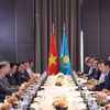 Tổng Bí thư Tô Lâm hội kiến Chủ tịch Hạ viện Kazakhstan, Chủ tịch Đảng Amanat cầm quyền Erlan Koshanov. (Ảnh: Thống Nhất/TTXVN)