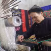 Nghệ nhân Nông Thị Thược luôn đau đáu nỗi niềm gìn giữ và phát huy nghề dệt thổ cẩm truyền thống ở Luống Nọi. (Ảnh: Chu Hiệu/TTXVN)