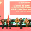 Bộ trưởng Phan Văn Giang trao Quân kỳ Quyết thắng tặng Tổng cục Hậu cần-Kỹ thuật. (Nguồn: Báo Quân đội Nhân dân)