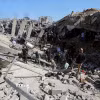 Hiện trường đổ nát sau khi Israel không kích trại tị nạn Jabalia ở phía Bắc Dải Gaza ngày 16/5/2025. (Ảnh: THX/TTXVN)