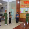 Lực lượng chức năng đọc lệnh khởi tố các đối tượng sản xuất giá đỗ bằng hóa chất độc. (Ảnh TTXVN phát)