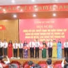 Lãnh đạo Thành ủy Cần Thơ trao quyết định và hoa cho lãnh đạo hai Đảng bộ trực thuộc Thành ủy Cần Thơ. (Ảnh: Ngọc Thiện/TTXVN)