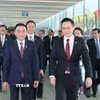 Quốc Vụ khanh Bộ Quốc phòng Singapore Desmond Choo đón Thường trực Ban Bí thư Trần Cẩm Tú tại sân bay Changi. (Ảnh: Phương Hoa/TTXVN)