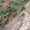 Tuyến đường độc đạo vào xã Chế Tạo nhiều đoạn bị đứt gãy, các phương tiện không thể lưu thông. (Ảnh: Tuấn Anh/TTXVN)