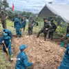 Sự đồng lòng tập trung cao độ của các chiến sỹ trong hành trình tìm kiếm hài cốt liệt sỹ theo tinh thần Chiến dịch 500 ngày đêm. (Ảnh: Vũ Hà/TTXVN)