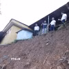 Đoàn công tác của Sở Giáo dục và Đào tạo tỉnh Lạng Sơn kiểm tra thực tế sự cố sạt lở ở Trường Phổ thông Dân tộc bán trú tiểu học và Trung học cơ sở Công Sơn. (Ảnh: Anh Tuấn/TTXVN)