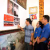 Ông Nguyễn Đình Tuế lưu giữ nhiều hình ảnh về chị gái, Liệt sỹ Nguyễn Thị Oánh - hy sinh ngày 9/10/1966 tại trận địa pháo phòng không Lam Hạ. (Ảnh: Nguyễn Chinh/TTXVN)