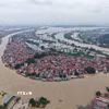 Hình ảnh nước sông Cầu dâng cao, lưu lượng nước chảy xiết gây ngập các hộ dân hai bên bờ sông tại phường Vân Hà và một số hộ tại phường Kinh Bắc, tỉnh Bắc Ninh. (Ảnh: Thanh Thương/TTXVN)