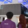 Nhà đầu tư theo dõi diễn biến thị trường cổ phiếu tại sàn HOSE. (Ảnh: Hứa Chung/TTXVN)