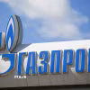Biểu tượng tập đoàn dầu khí Gazprom tại một trạm xăng ở Moskva, Nga. (Ảnh: THX/TTXVN)