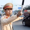 Lực lượng CSGT điều tiết, phân luồng giao thông. (Ảnh minh họa: Phạm Kiên/TTXVN)