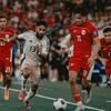 Indonesia (áo đỏ) thua ngược trước Saudi Arabia.