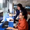Cán bộ Trung tâm Phục vụ hành chính công thành phố Hà Nội thực hiện giải quyết thủ tục hành chính cho người dân. (Ảnh: Vũ Quang/TTXVN)