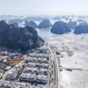 Quang cảnh tuyệt đẹp của thành phố Hạ Long với các đảo trên Vịnh Hạ Long bao bọc phía ngoài. (Ảnh: Hoàng Hiếu/TTXVN)