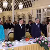 Tổng Bí thư, Chủ tịch nước Tô Lâm và Phu nhân Ngô Phương Ly cùng Nhà vua Thái Lan Maha Vajiralongkorn Phra Vajiraklaochaoyuhua và Hoàng hậu Suthida Bajrasudhabimalalakshana với các đại biểu thực hiện nghi thức chào cờ. (Ảnh: Thống Nhất/TTXVN)