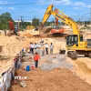 Các nhà thầu đang tập trung đẩy nhanh tiến độ, phấn đấu hoàn thiện 1 km đường đầu cầu phía Đông, đưa cầu Nhật Lệ 3 vào sử dụng cuối tháng 10/2026. (Ảnh: Nguyên Linh/TTXVN)
