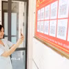 Người dân thuận tiện tra cứu việc thực hiện các thủ tục hành chính công trực tuyến tại Nhà Văn hóa khu phố Vinh Quang, thôn Phố Phủ, xã Khoái Châu. (Ảnh: Thế Duyệt/TTXVN)