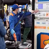 Khách hàng mua bán xăng, dầu tại một điểm kinh doanh xăng dầu của Petrolimex trên địa bàn Hà Nội. (Ảnh: Trần Việt/TTXVN)