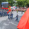 Các khối đi bộ của lực lượng Quân đội nhân dân diễu binh trên tuyến phố Hàng Khay-Tràng Tiền. (Ảnh: Phan Phương/TTXVN)