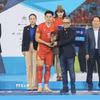 Đình Bắc nhận giải thưởng Cầu thủ xuất sắc nhất ASEAN Cup 2026. (Ảnh: Minh Quyết/TTXVN)