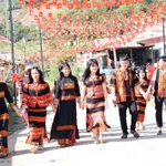 Cử tri đồng bào dân tộc thiểu số Xê Đăng, xã Trà Linh, thành phố Đà Nẵng đến điểm bầu cử tìm hiểu tiểu sử các ứng cử viên Quốc hội và Hội đồng Nhân dân. (Ảnh: Trần Tĩnh/TTXVN)