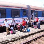 Hành khách đến Đà Nẵng bằng đường sắt. (Ảnh: Trần Lê Lâm/TTXVN)