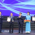 Thủ tướng Phạm Minh Chính và ông Nguyễn Trọng Nghĩa, Ủy viên Bộ Chính trị, Bí thư Trung ương Đảng, Chủ nhiệm Tổng cục Chính trị Quân đội Nhân dân Việt Nam trao Giải Nhất cho nhóm tác giả Nhà xuất bản Thông tấn-Thông tấn xã Việt Nam. (Ảnh: Phương Hoa/TTXVN)