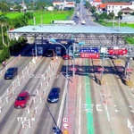 Một trạm thu phí BOT. (Ảnh: Lê Phước Ngọc/TTXVN)