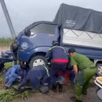 Kịp thời giải cứu 2 nạn nhân mắc kẹt sau tai nạn giao thông