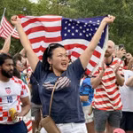 Cổ động viên Mỹ tại FIFA Fan Festival tại Lemon Hill (Philadelphia) ăn mừng chiến thắng 2-0 trước Australia. (Ảnh: Ngọc Quang/TTXVN)