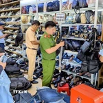 Tổ liên ngành tỉnh An Giang kiểm tra, phát hiện và thu giữ số lượng lớn hàng hóa không rõ nguồn gốc bị tại một cửa hàng giữ trung tâm thành phố Long Xuyên. (Ảnh: TTXVN phát)