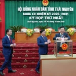 Các đại biểu Hội đồng Nhân dân tỉnh thực hiện quy trình bầu cử tại Kỳ họp. (Ảnh: Hoàng Nguyên/TTXVN)