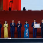 Tổng Bí thư, Chủ tịch nước Tô Lâm trao Nghị quyết của Quốc hội về thành lập thành phố Đồng Nai. (Ảnh: Thống Nhất/TTXVN)